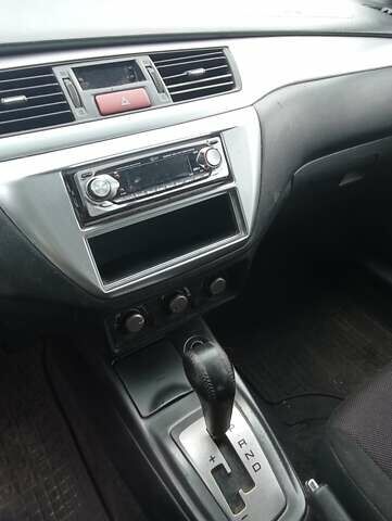 Красный Мицубиси Лансер, объемом двигателя 2 л и пробегом 320 тыс. км за 4600 $, фото 5 на Automoto.ua