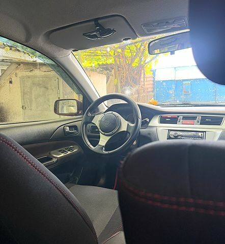 Красный Мицубиси Лансер, объемом двигателя 2 л и пробегом 32000 тыс. км за 5700 $, фото 4 на Automoto.ua