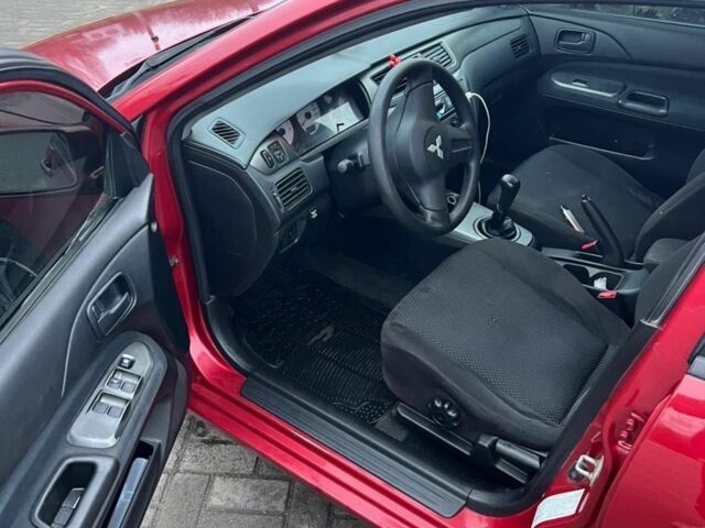 Красный Мицубиси Лансер, объемом двигателя 1.6 л и пробегом 265 тыс. км за 2956 $, фото 5 на Automoto.ua