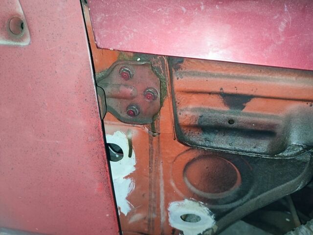 Красный Мицубиси Лансер, объемом двигателя 0 л и пробегом 250 тыс. км за 450 $, фото 5 на Automoto.ua