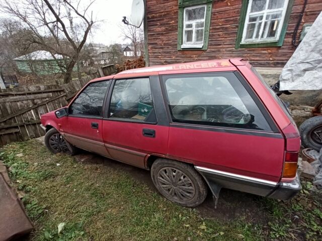 Красный Мицубиси Лансер, объемом двигателя 1.8 л и пробегом 250 тыс. км за 700 $, фото 3 на Automoto.ua