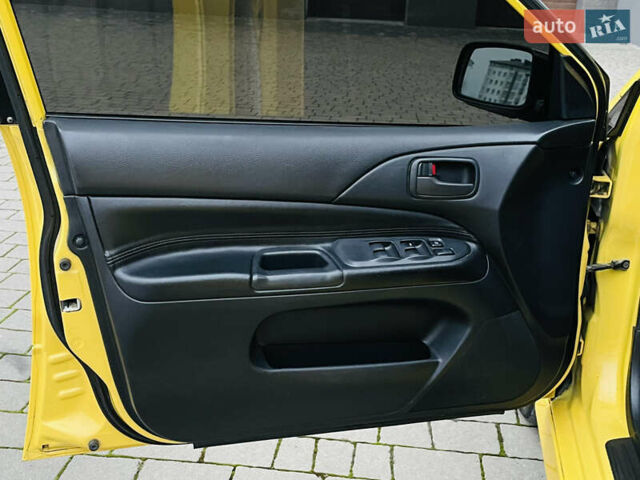 Желтый Мицубиси Лансер, объемом двигателя 2 л и пробегом 263 тыс. км за 4500 $, фото 9 на Automoto.ua