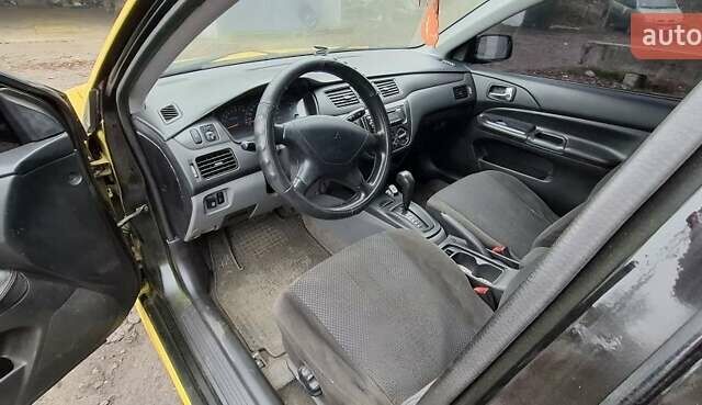 Желтый Мицубиси Лансер, объемом двигателя 1.3 л и пробегом 380 тыс. км за 3500 $, фото 9 на Automoto.ua