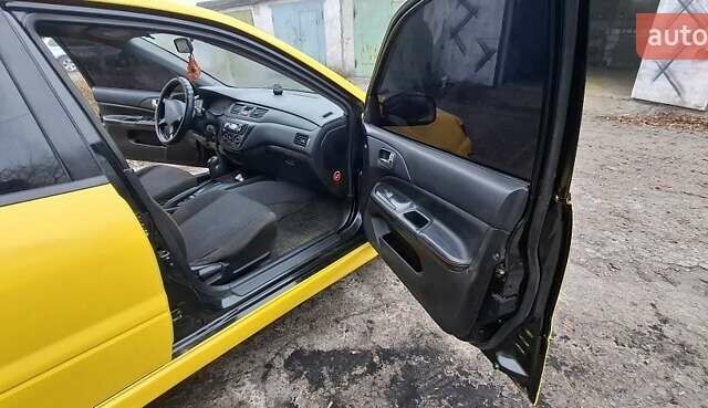 Желтый Мицубиси Лансер, объемом двигателя 1.3 л и пробегом 380 тыс. км за 3500 $, фото 5 на Automoto.ua