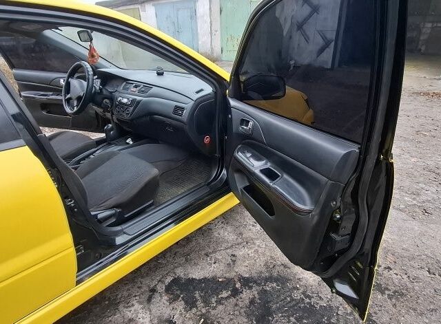 Жовтий Міцубісі Lancer, об'ємом двигуна 1.3 л та пробігом 380 тис. км за 3500 $, фото 6 на Automoto.ua
