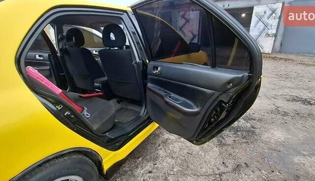 Желтый Мицубиси Лансер, объемом двигателя 1.3 л и пробегом 380 тыс. км за 3500 $, фото 6 на Automoto.ua