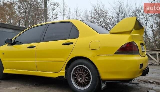 Желтый Мицубиси Лансер, объемом двигателя 1.3 л и пробегом 380 тыс. км за 3500 $, фото 3 на Automoto.ua