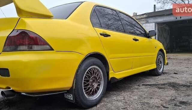 Желтый Мицубиси Лансер, объемом двигателя 1.3 л и пробегом 380 тыс. км за 3500 $, фото 4 на Automoto.ua