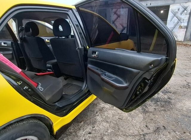 Жовтий Міцубісі Lancer, об'ємом двигуна 1.3 л та пробігом 380 тис. км за 3500 $, фото 7 на Automoto.ua