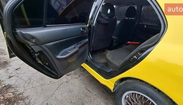 Желтый Мицубиси Лансер, объемом двигателя 1.3 л и пробегом 380 тыс. км за 3500 $, фото 7 на Automoto.ua