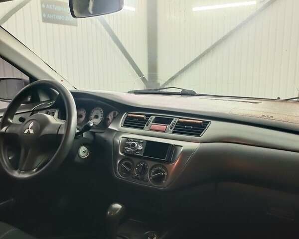 Серый Мицубиси Лансер, объемом двигателя 1.6 л и пробегом 330 тыс. км за 3900 $, фото 4 на Automoto.ua