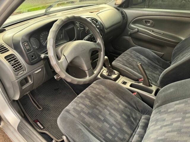 Серый Мицубиси Лансер, объемом двигателя 1.3 л и пробегом 300 тыс. км за 1000 $, фото 4 на Automoto.ua