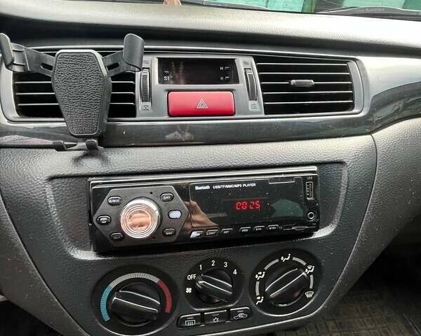 Серый Мицубиси Лансер, объемом двигателя 1.58 л и пробегом 300 тыс. км за 3800 $, фото 2 на Automoto.ua