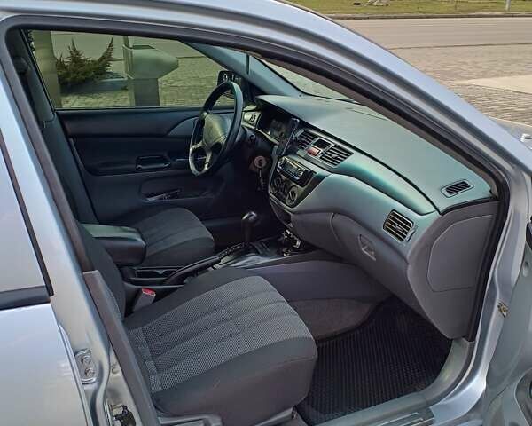 Серый Мицубиси Лансер, объемом двигателя 1.3 л и пробегом 230 тыс. км за 3900 $, фото 2 на Automoto.ua