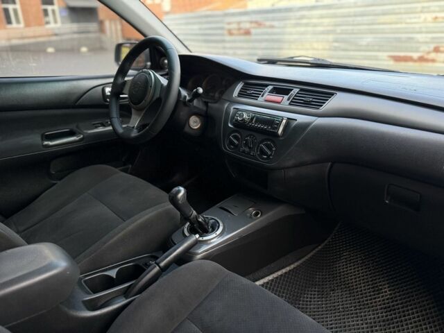 Серый Мицубиси Лансер, объемом двигателя 2 л и пробегом 180 тыс. км за 3700 $, фото 7 на Automoto.ua