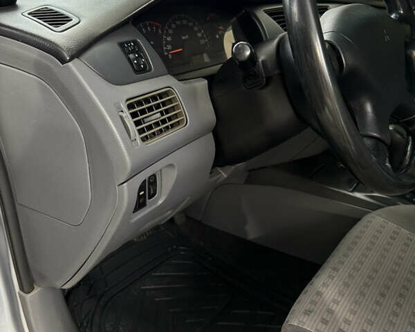 Серый Мицубиси Лансер, объемом двигателя 1.29 л и пробегом 263 тыс. км за 3400 $, фото 11 на Automoto.ua