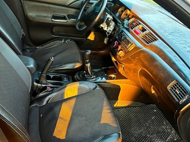 Серый Мицубиси Лансер, объемом двигателя 1.6 л и пробегом 275 тыс. км за 3000 $, фото 3 на Automoto.ua