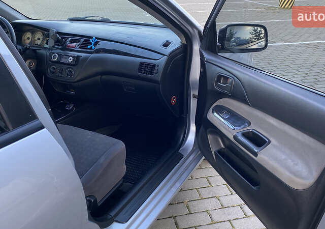 Сірий Міцубісі Lancer, об'ємом двигуна 1.58 л та пробігом 270 тис. км за 1999 $, фото 13 на Automoto.ua
