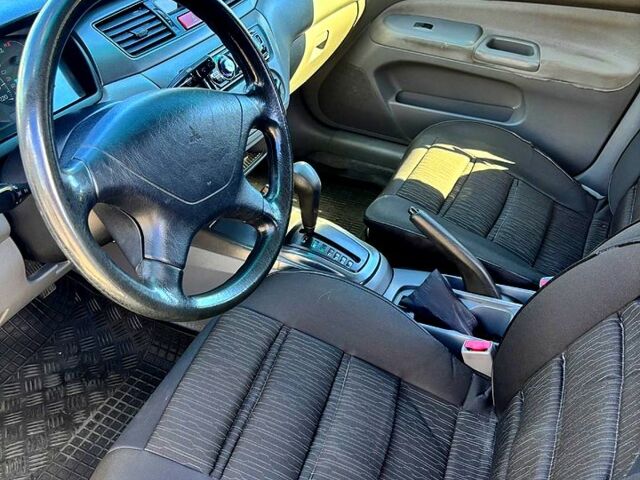 Серый Мицубиси Лансер, объемом двигателя 1.3 л и пробегом 245 тыс. км за 3000 $, фото 4 на Automoto.ua