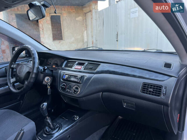 Серый Мицубиси Лансер, объемом двигателя 1.6 л и пробегом 320 тыс. км за 3650 $, фото 32 на Automoto.ua