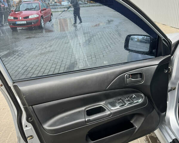 Серый Мицубиси Лансер, объемом двигателя 1.58 л и пробегом 260 тыс. км за 3500 $, фото 8 на Automoto.ua