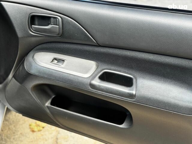 Мицубиси Лансер 2005 в Киеве на Automoto.ua Серый Мицубиси Лансер, объемом двигателя 1.6 л и пробегом 196 тыс. км за 4490 $, фото 27 на Automoto.ua