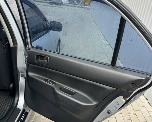 Серый Мицубиси Лансер, объемом двигателя 1.58 л и пробегом 260 тыс. км за 3500 $, фото 4 на Automoto.ua