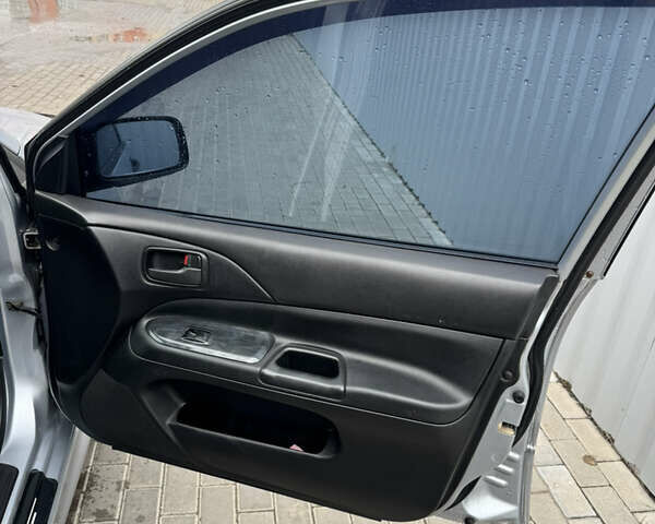 Серый Мицубиси Лансер, объемом двигателя 1.58 л и пробегом 260 тыс. км за 3500 $, фото 10 на Automoto.ua
