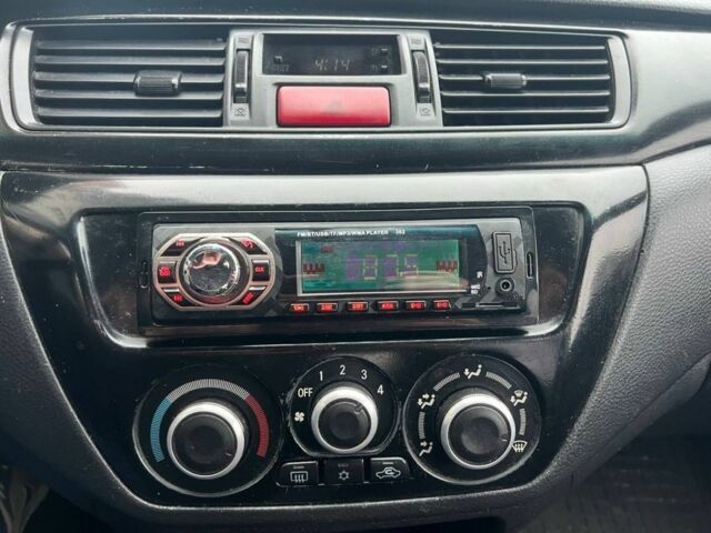 Серый Мицубиси Лансер, объемом двигателя 1.6 л и пробегом 333 тыс. км за 2800 $, фото 11 на Automoto.ua