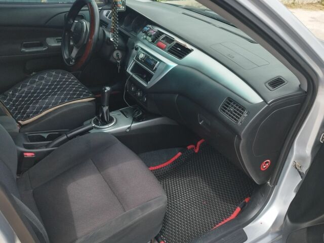 Серый Мицубиси Лансер, объемом двигателя 2 л и пробегом 306 тыс. км за 4100 $, фото 2 на Automoto.ua