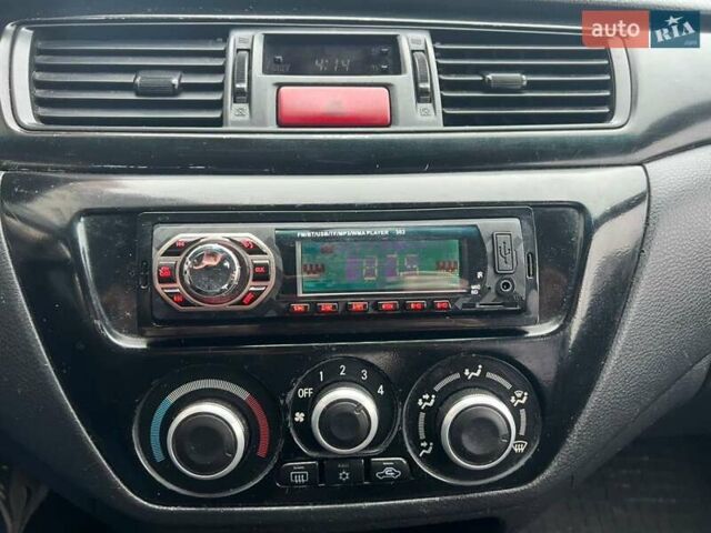 Серый Мицубиси Лансер, объемом двигателя 1.6 л и пробегом 333 тыс. км за 2800 $, фото 14 на Automoto.ua