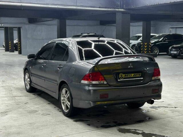 Серый Мицубиси Лансер, объемом двигателя 1.6 л и пробегом 300 тыс. км за 4600 $, фото 3 на Automoto.ua