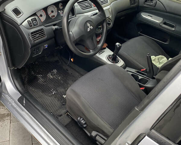 Серый Мицубиси Лансер, объемом двигателя 1.6 л и пробегом 263 тыс. км за 2350 $, фото 9 на Automoto.ua