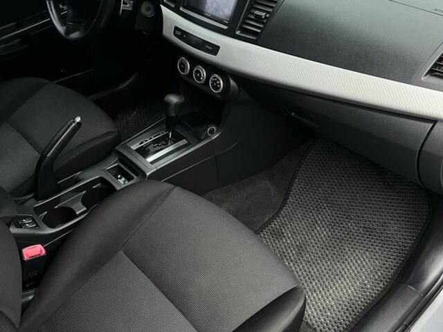 Серый Мицубиси Лансер, объемом двигателя 2 л и пробегом 227 тыс. км за 6600 $, фото 9 на Automoto.ua