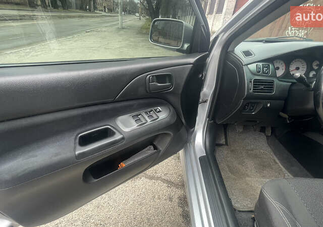 Серый Мицубиси Лансер, объемом двигателя 2 л и пробегом 230 тыс. км за 4000 $, фото 6 на Automoto.ua