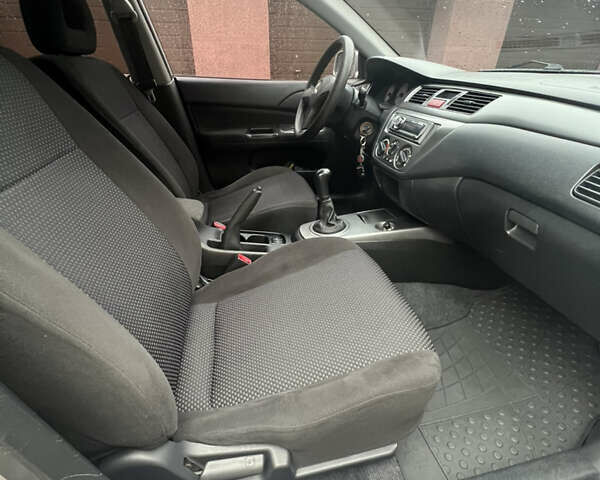 Серый Мицубиси Лансер, объемом двигателя 1.6 л и пробегом 254 тыс. км за 4500 $, фото 33 на Automoto.ua