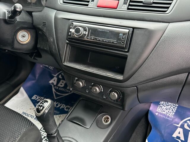 Серый Мицубиси Лансер, объемом двигателя 1.6 л и пробегом 280 тыс. км за 4600 $, фото 6 на Automoto.ua