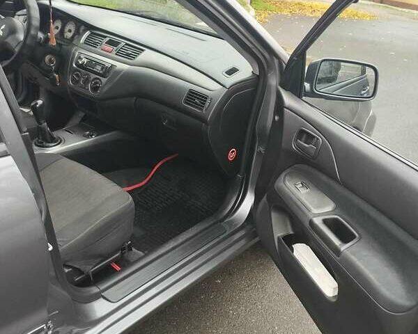 Серый Мицубиси Лансер, объемом двигателя 1.6 л и пробегом 181 тыс. км за 4500 $, фото 3 на Automoto.ua