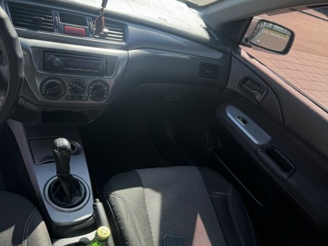 Серый Мицубиси Лансер, объемом двигателя 1.6 л и пробегом 265 тыс. км за 4100 $, фото 11 на Automoto.ua