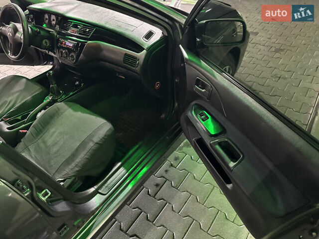 Серый Мицубиси Лансер, объемом двигателя 1.6 л и пробегом 112 тыс. км за 2800 $, фото 17 на Automoto.ua