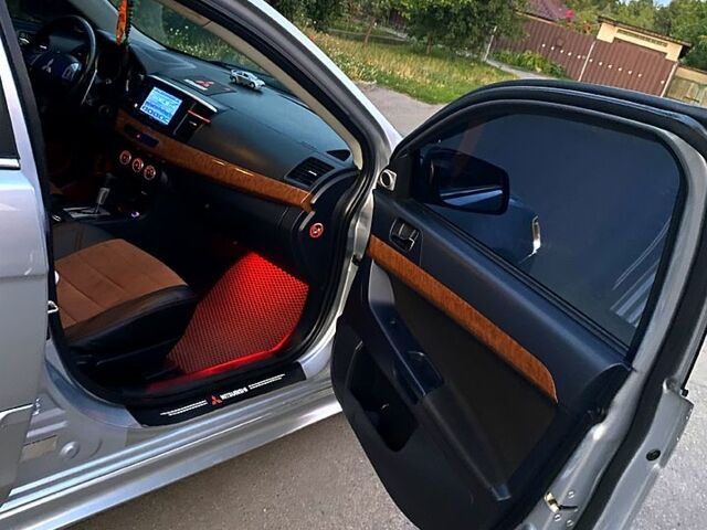 Серый Мицубиси Лансер, объемом двигателя 2 л и пробегом 220 тыс. км за 6500 $, фото 10 на Automoto.ua