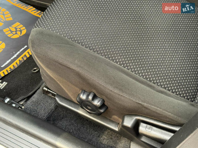 Серый Мицубиси Лансер, объемом двигателя 1.3 л и пробегом 160 тыс. км за 5555 $, фото 39 на Automoto.ua