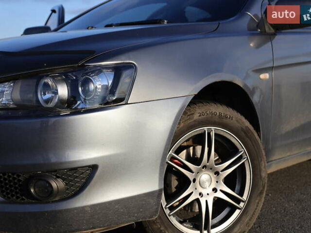 Серый Мицубиси Лансер, объемом двигателя 1.5 л и пробегом 330 тыс. км за 5250 $, фото 1 на Automoto.ua