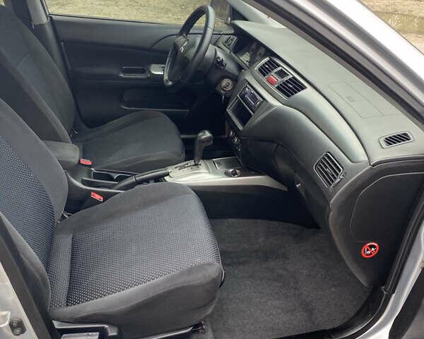 Серый Мицубиси Лансер, объемом двигателя 1.58 л и пробегом 240 тыс. км за 5500 $, фото 9 на Automoto.ua