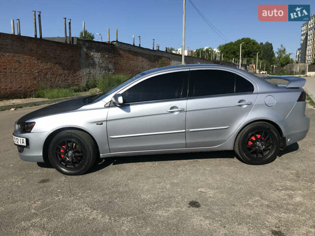 Серый Мицубиси Лансер, объемом двигателя 2 л и пробегом 256 тыс. км за 7000 $, фото 1 на Automoto.ua