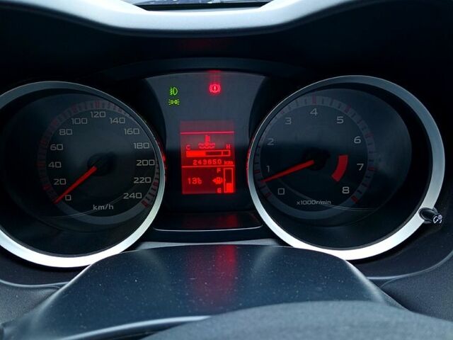 Серый Мицубиси Лансер, объемом двигателя 2 л и пробегом 243 тыс. км за 5500 $, фото 12 на Automoto.ua