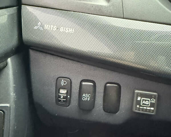 Сірий Міцубісі Lancer, об'ємом двигуна 2 л та пробігом 253 тис. км за 8700 $, фото 29 на Automoto.ua