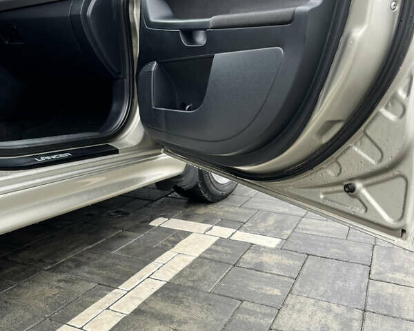 Сірий Міцубісі Lancer, об'ємом двигуна 2 л та пробігом 230 тис. км за 6800 $, фото 23 на Automoto.ua