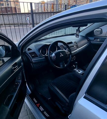 Серый Мицубиси Лансер, объемом двигателя 2 л и пробегом 277 тыс. км за 7300 $, фото 5 на Automoto.ua