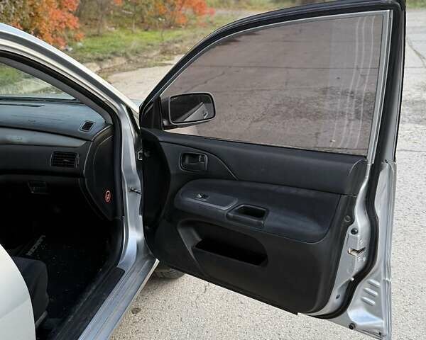 Серый Мицубиси Лансер, объемом двигателя 1.58 л и пробегом 145 тыс. км за 4800 $, фото 5 на Automoto.ua